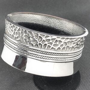 Hammered Giraffe Print Bracelet Silver Tone Rope Wide Statement 7" Hinged Bangle